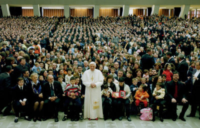 Benoît XVI avec les familles en mission durant l'audience aux frères du Chemin