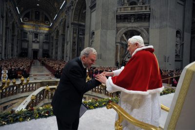 Aussendung der ersten Missio Ad Gentes in St. Peter durch Papst Benedikt XVI. Während der Feier grüßt Kiko Argüello den Papst.