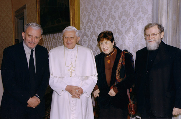Бенедикт XVI, Кіко Аргуельо, Кармен Ернандес та о. Маріо Пецці на аудієнції