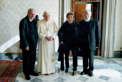 Бенедикт XVI, Кико Аргуэльо, Кармен Эрнандес и о. Марио Пецци на аудиенции