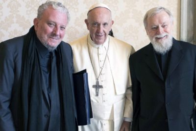 Paus Franciscus ontmoet Kiko Argüello en P. Mario Pezzi tijdens een privéaudiëntie. 