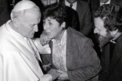 Audiëntie met H. Johannes Paulus II. Carmen Hernández en Pater Mario Pezzi begroeten zijne heiligheid.