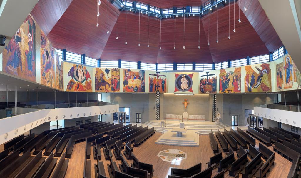Неокатехуменальний Пут Бахрейн собор Богоматери Аравийской - інтер'єр церкви (1)