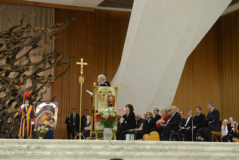 Audiencja dla Drogi Neokatechumenalnej z Papieżem Franciszkiem. Posłanie rodzin na misji.  Kiko Argüello, O. Mario i María Ascensión.