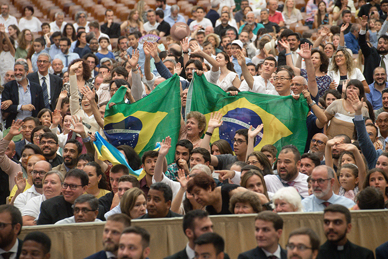 Neocatechumenal Way audience with Pope Francis sending families on mission