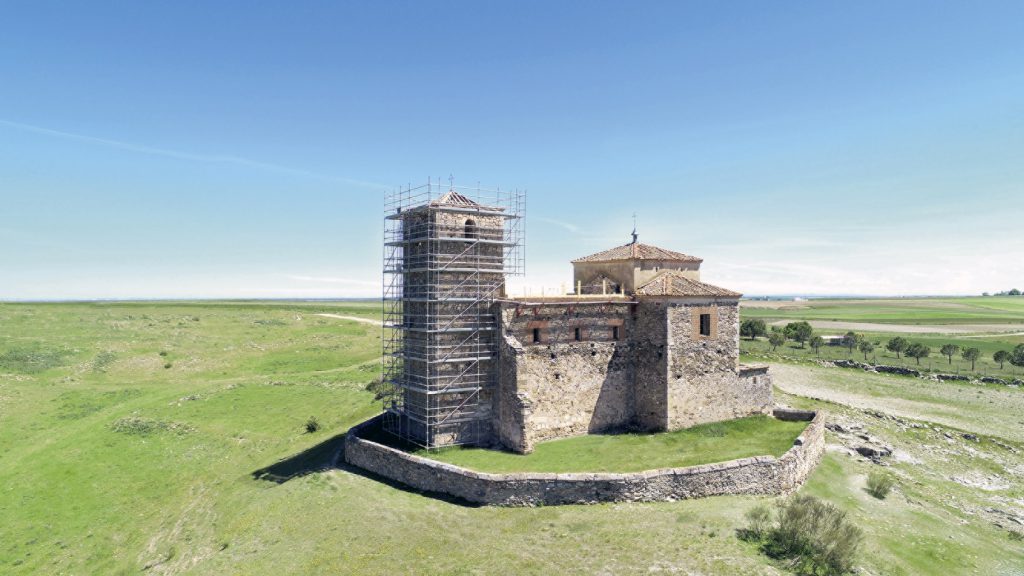 Neokatechumenaler Weg Kirche Maria Himmelfahrt in Fuentes de Carbonero - Segovia -Spanien während der Sanierung im Jahr 2021