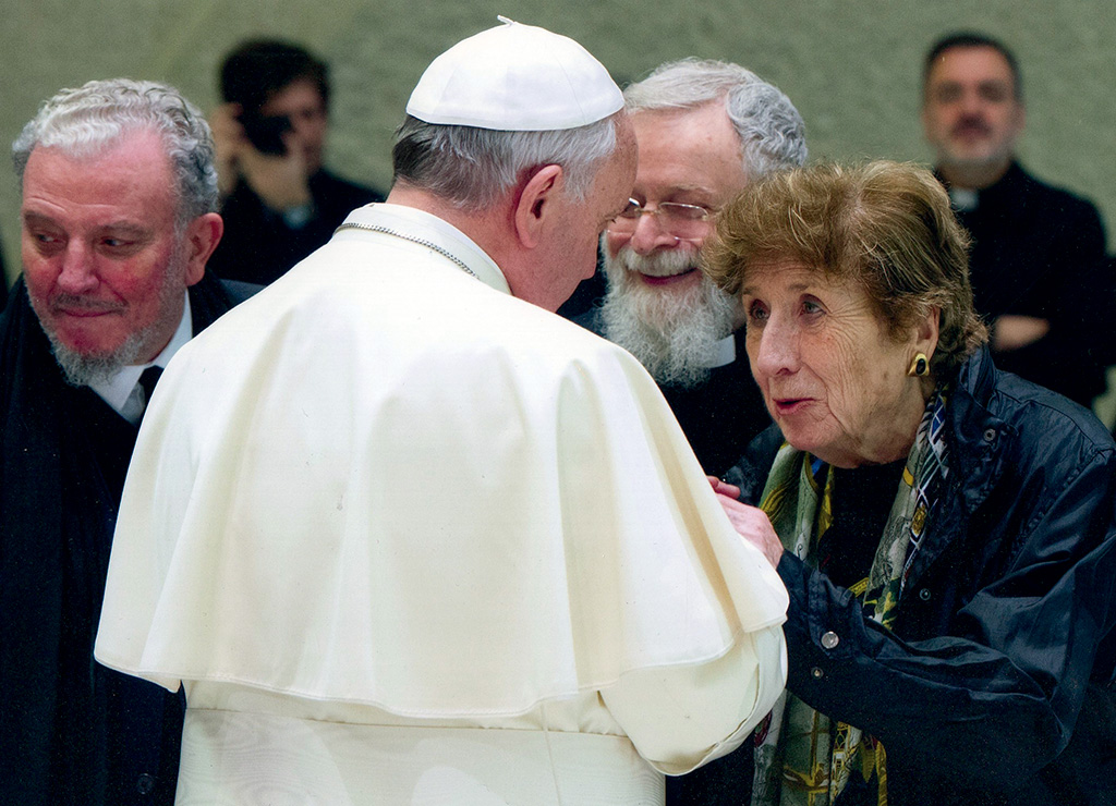 Neocatechumenal Way Carmen Hernández greets Pope Francis at the 2014 audience.