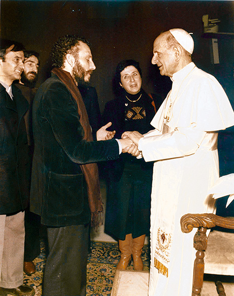 Njia ya Neokatekumenato Kiko Argüello na Carmen Hernández pamoja na Papa Paulo wa Sita wakati wa hadhira mwaka 1977