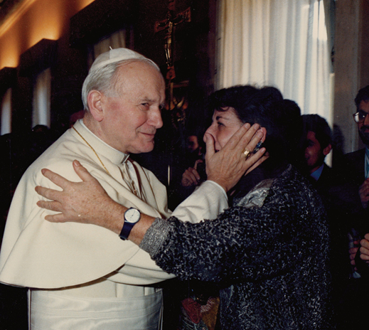 Неокатехуменальный Путь Кармен Эрнандес с Папой Иоанном Павлом II в 1987 году