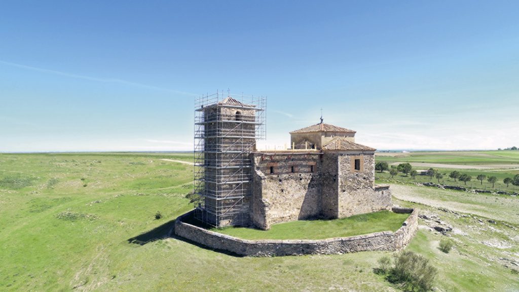 Camino Neocatecumenal Iglesia de la Asunción en Fuentes de Carbonero - Segovia - España durante la restauración, año 2021