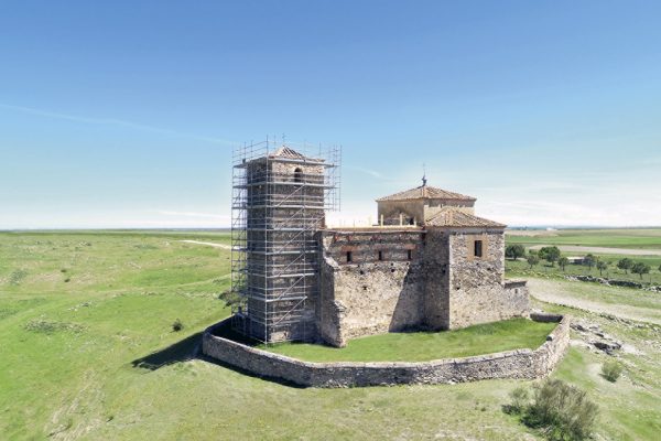 Camino Neocatecumenal Iglesia de la Asunción en Fuentes de Carbonero - Segovia - España durante la restauración, año 2021