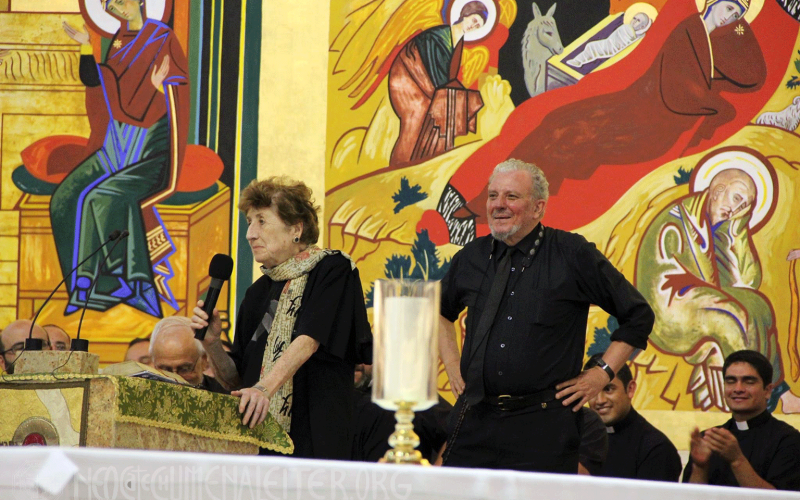 Chemin Néocatéchuménal Kiko Argüello et Carmen Hernández lors de la rencontre vocationnelle dans la paroisse San Pedro del Pinatar en 2014 – Murcie, Espagne