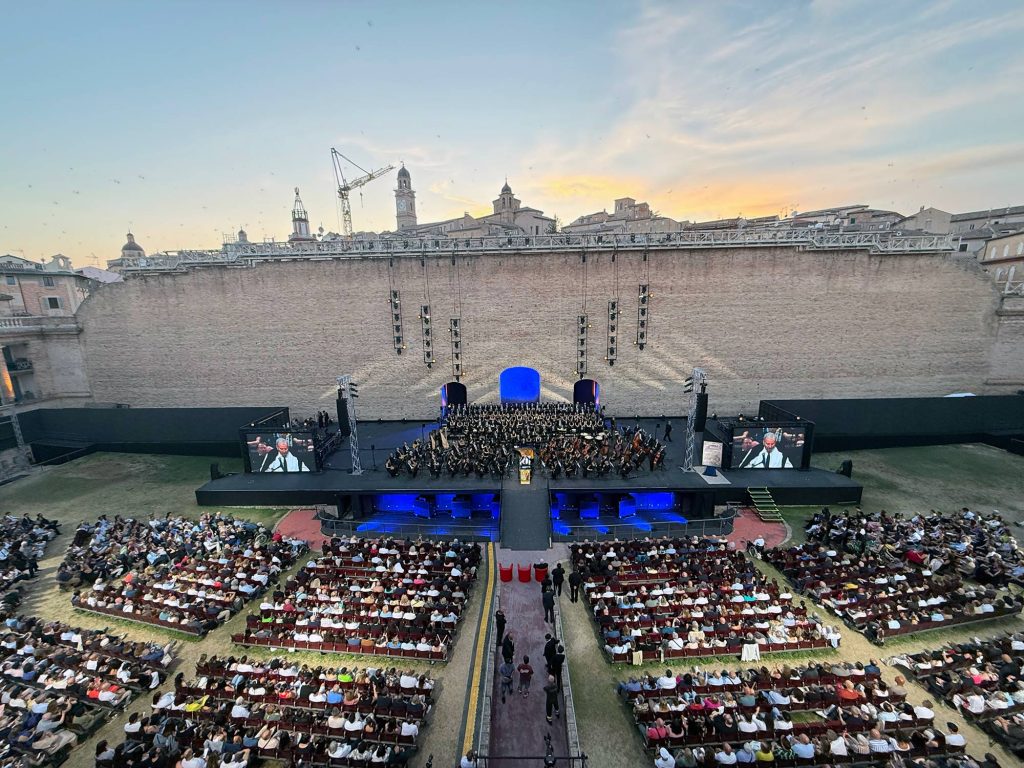 Opera sinfonica di Kiko Argüello all'Arena Sferisterio di Macerata il 21 giugno 2026.
