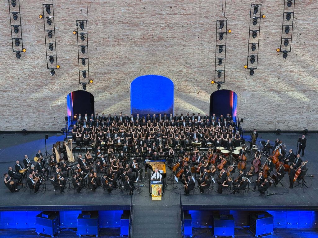 Opera sinfonica di Kiko Argüello all'Arena Sferisterio di Macerata il 21 giugno 2026.
