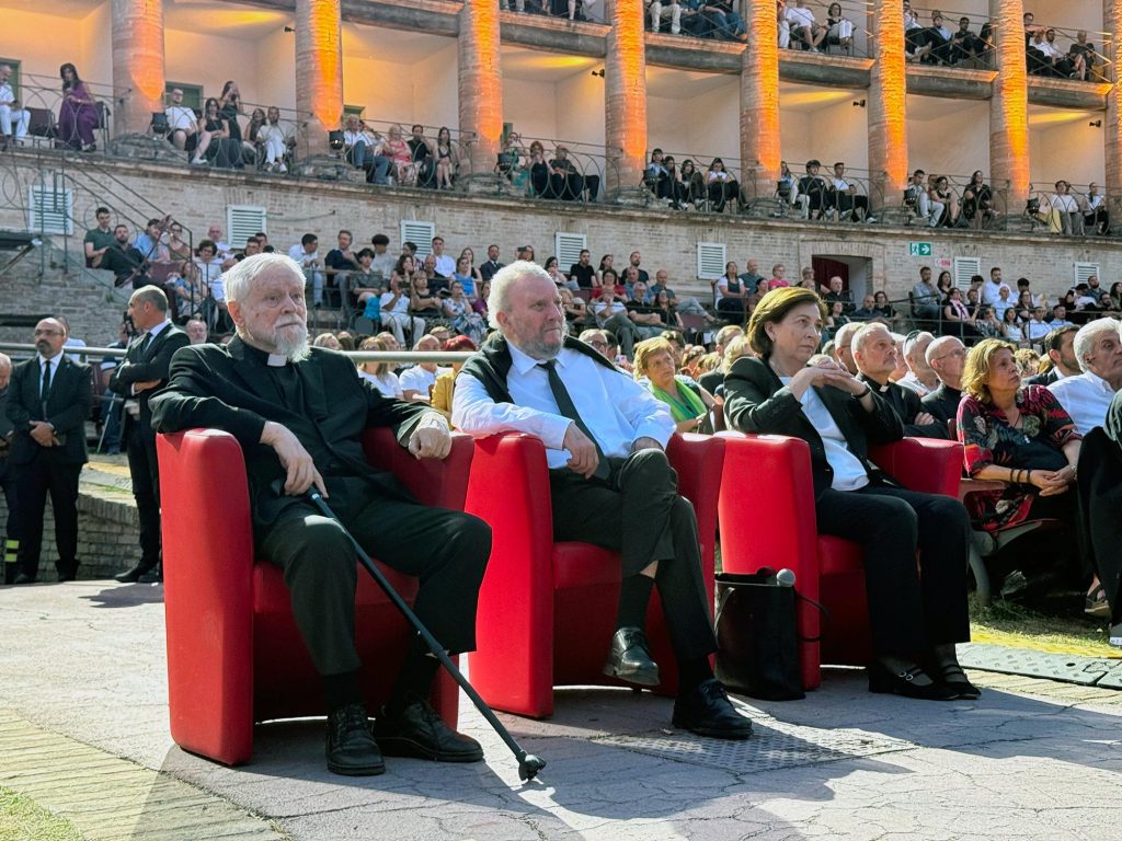 Opera sinfonica di Kiko Argüello all'Arena Sferisterio di Macerata il 21 giugno 2026.