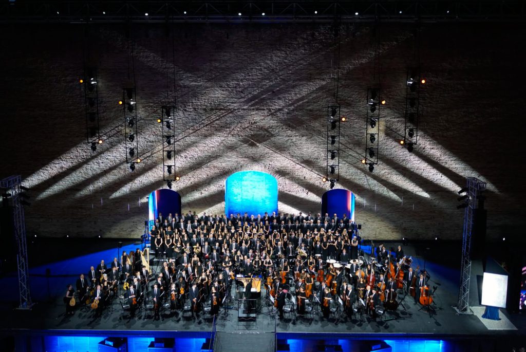 Opera sinfonica di Kiko Argüello all'Arena Sferisterio di Macerata il 21 giugno 2026.