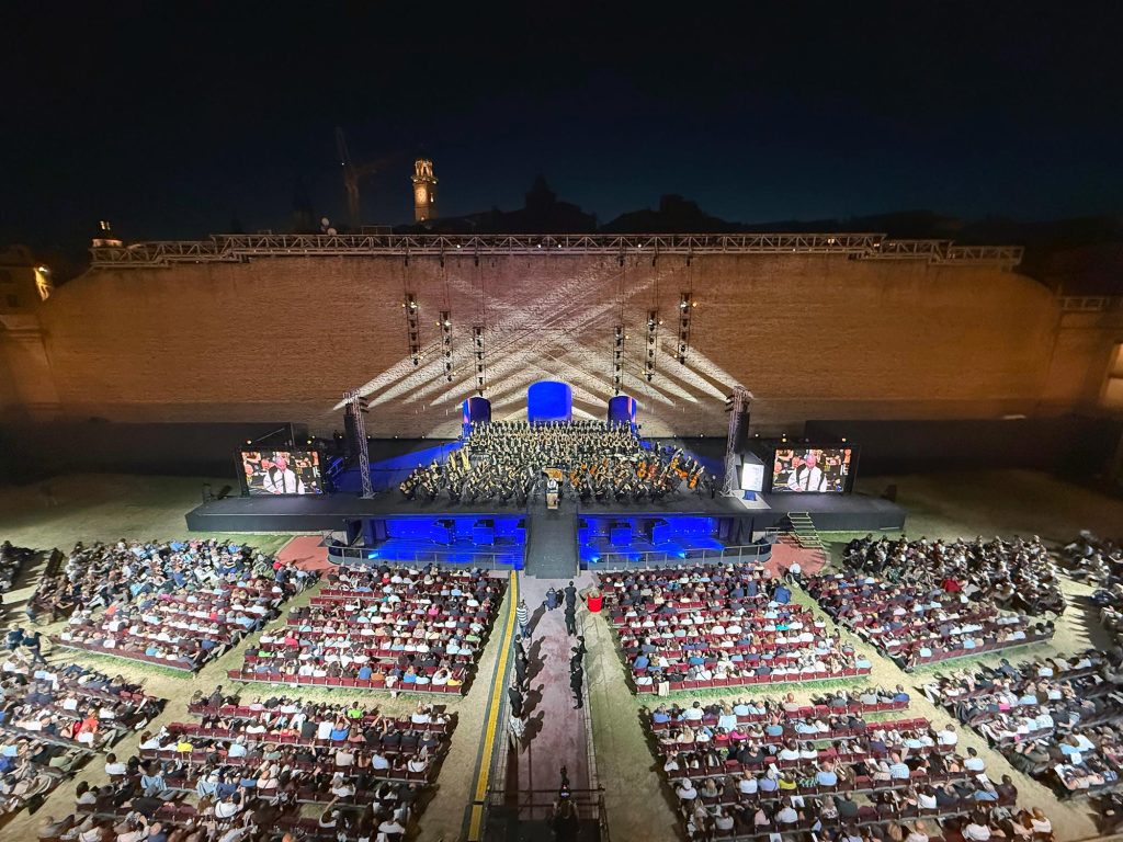Opera sinfonica di Kiko Argüello all'Arena Sferisterio di Macerata il 21 giugno 2026.