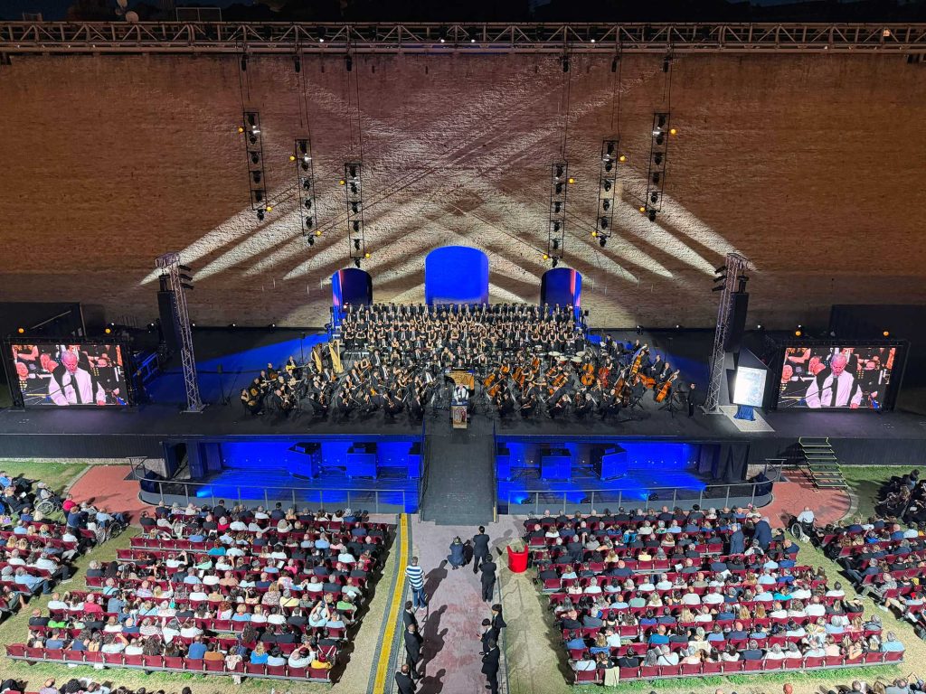 Opera sinfonica di Kiko Argüello all'Arena Sferisterio di Macerata il 21 giugno 2026.