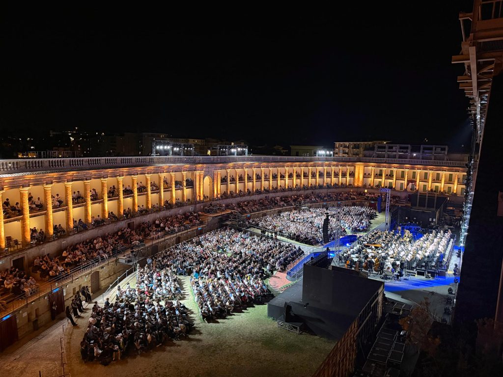 Opera sinfonica di Kiko Argüello all'Arena Sferisterio di Macerata il 21 giugno 2026.