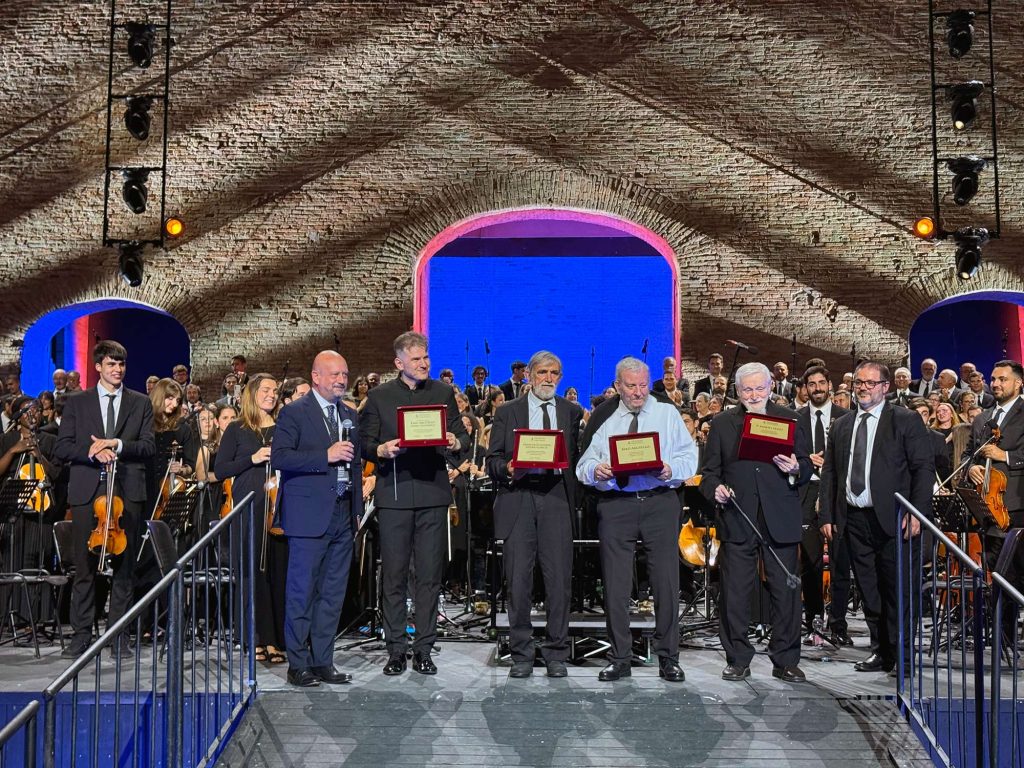 Opera sinfonica di Kiko Argüello all'Arena Sferisterio di Macerata il 21 giugno 2026.