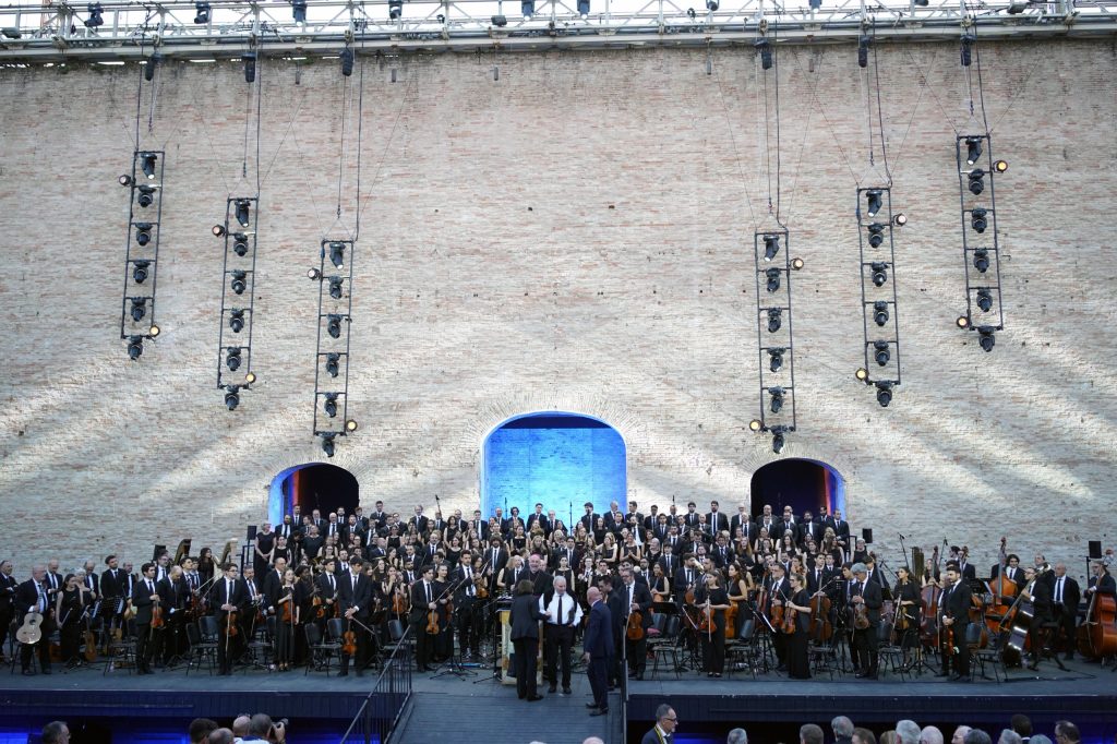 Opera sinfonica di Kiko Argüello all'Arena Sferisterio di Macerata il 21 giugno 2026.