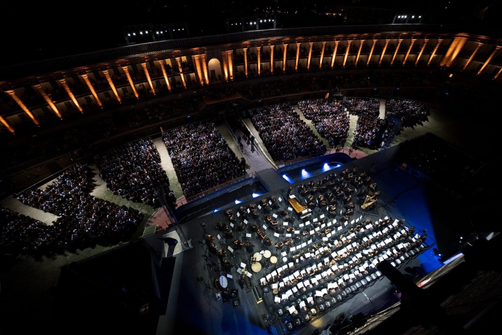 Opera sinfonica di Kiko Argüello all'Arena Sferisterio di Macerata il 21 giugno 2026.