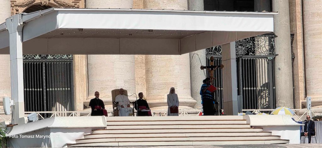 Cammino Neocatecumenale Presbiteri d'America all'udienza generale con Papa Leone XIV in Piazza San Pietro il 24 giugno 2026.