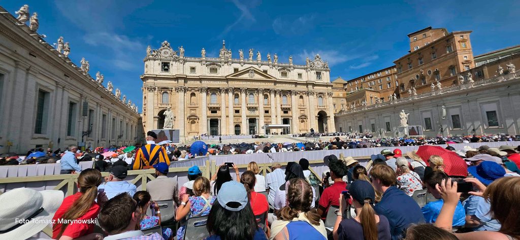 Cammino Neocatecumenale Presbiteri d'America all'udienza generale con Papa Leone XIV in Piazza San Pietro il 24 giugno 2026.