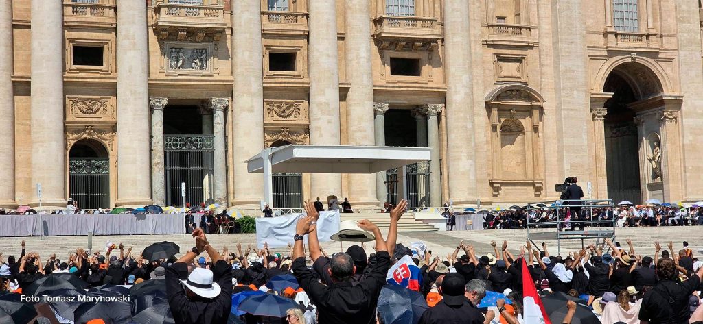 Cammino Neocatecumenale Presbiteri d'America all'udienza generale con Papa Leone XIV in Piazza San Pietro il 24 giugno 2026.