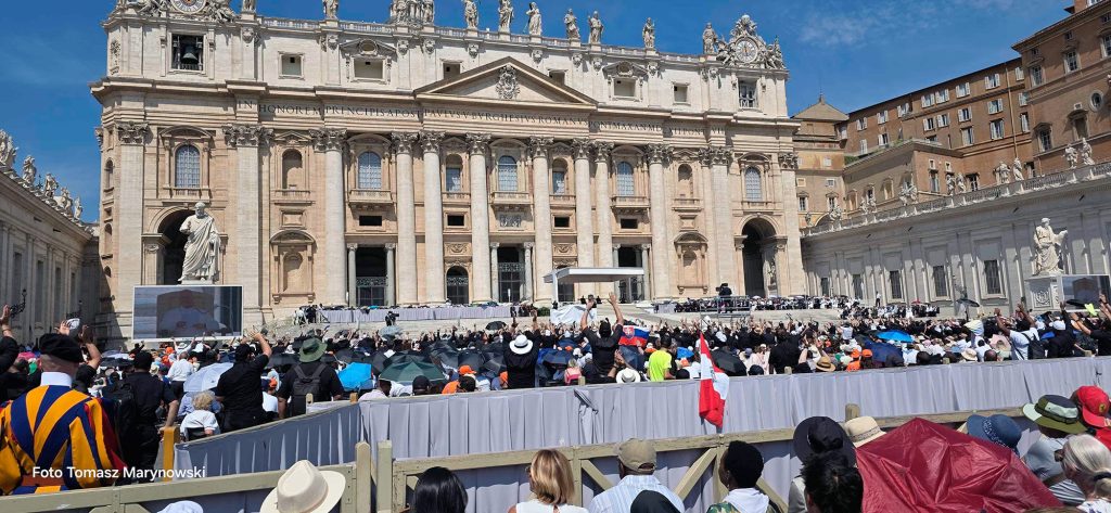Cammino Neocatecumenale Presbiteri d'America all'udienza generale con Papa Leone XIV in Piazza San Pietro il 24 giugno 2026.