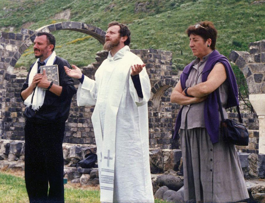 Kiko Argüello, Carmen Hernández y P. Mario Pezzi en Korazim